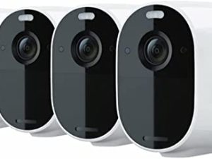 كاميرا Arlo Pro 4 Spotlight Camera 4 Pack - أمان لاسلكي ، فيديو 2K و HDR ، رؤية ليلية ملونة ، صوت ثنائي الاتجاه ، مباشر إلى WiFi لا حاجة إلى Hub ، VMC4450P (تم تجديده)