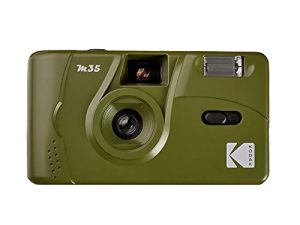 كاميرا فيلم Kodak M35 مقاس 35 مم ، قابلة لإعادة الاستخدام ، خالية من التركيز ، سهلة الاستخدام ، بناء في فلاش ومتوافقة مع فيلم 35 مم سلبي أو فيلم أبيض وأسود (الفيلم والبطارية غير مدرجين) (أخضر زيتوني)