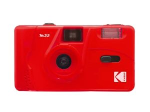 كاميرا فيلم Kodak M35 ، قابلة لإعادة الاستخدام ، خالية من التركيز ، سهلة الاستخدام ، بناء في فلاش ومتوافقة مع فيلم 35 ملم سلبي أو فيلم Bl / W (فيلم وبطارية AAA غير متضمنة) (Flame Scarlet)